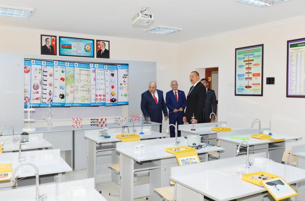 Prezident İlham Əliyev 212 saylı məktəbdə yaradılan şəraitlə tanış olub (FOTO)