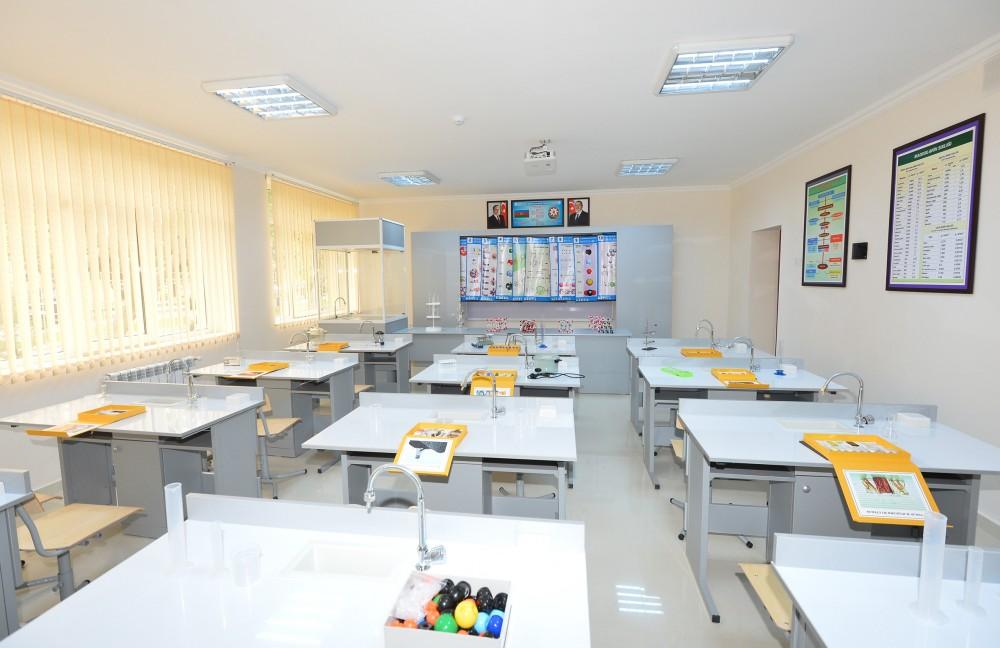 Prezident İlham Əliyev 212 saylı məktəbdə yaradılan şəraitlə tanış olub (FOTO)