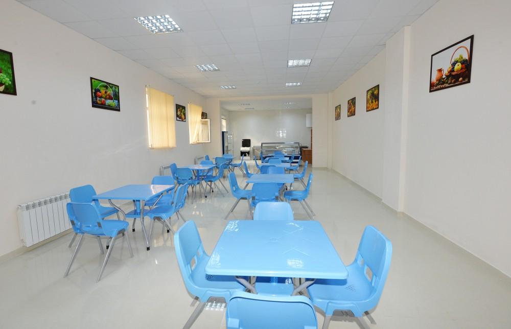 Prezident İlham Əliyev 212 saylı məktəbdə yaradılan şəraitlə tanış olub (FOTO)