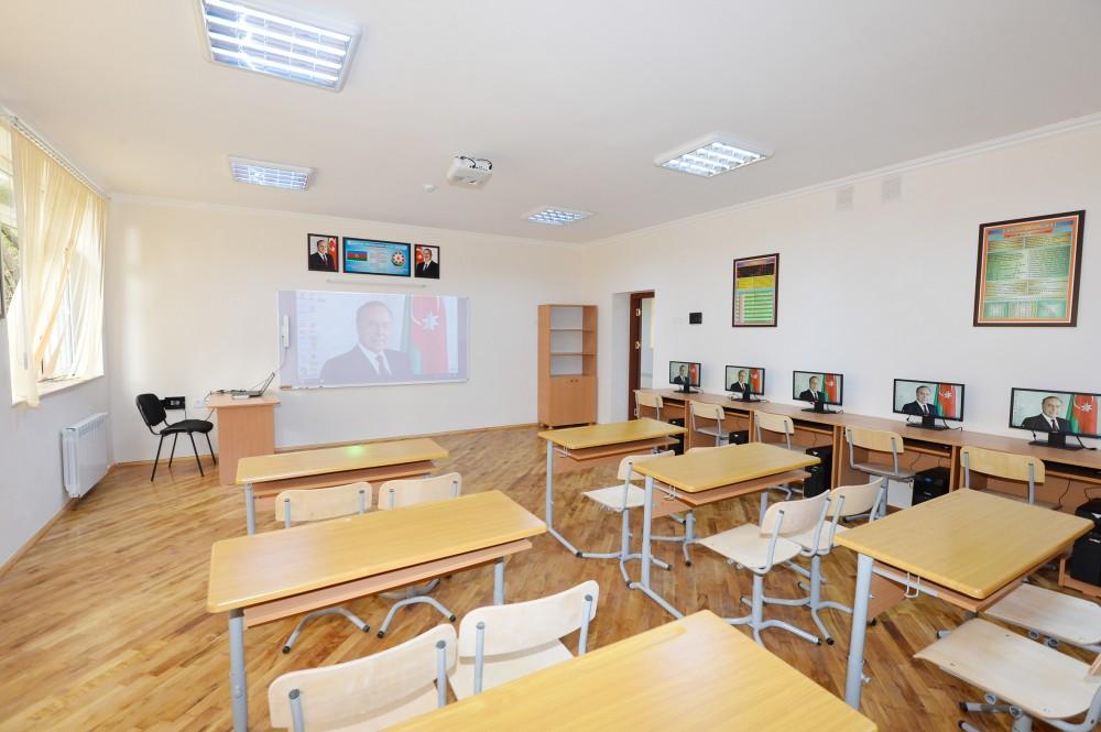 Prezident İlham Əliyev 212 saylı məktəbdə yaradılan şəraitlə tanış olub (FOTO)