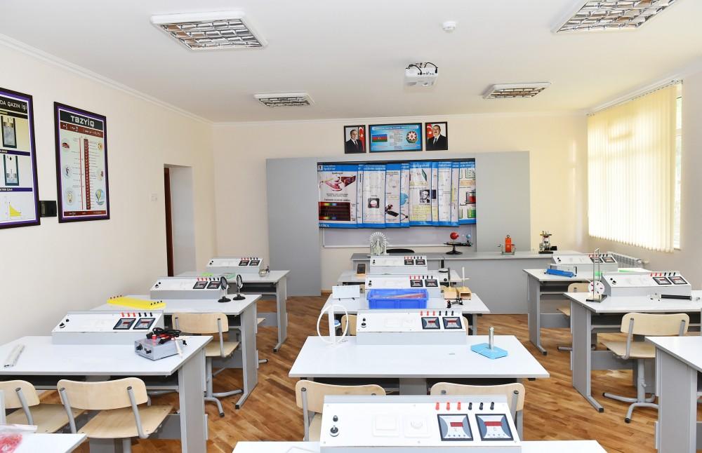 Prezident İlham Əliyev 212 saylı məktəbdə yaradılan şəraitlə tanış olub (FOTO)