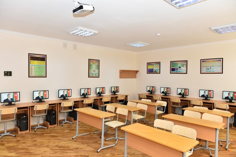 Prezident İlham Əliyev 212 saylı məktəbdə yaradılan şəraitlə tanış olub (FOTO)
