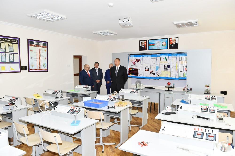 Prezident İlham Əliyev 212 saylı məktəbdə yaradılan şəraitlə tanış olub (FOTO)