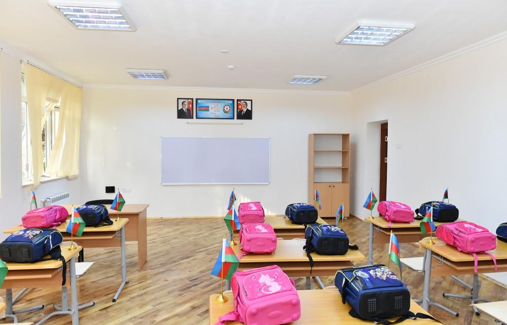 Prezident İlham Əliyev 212 saylı məktəbdə yaradılan şəraitlə tanış olub (FOTO)