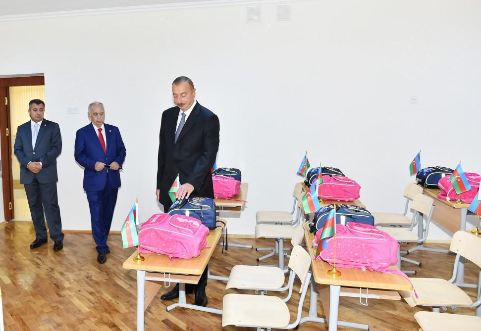 Prezident İlham Əliyev 212 saylı məktəbdə yaradılan şəraitlə tanış olub (FOTO)