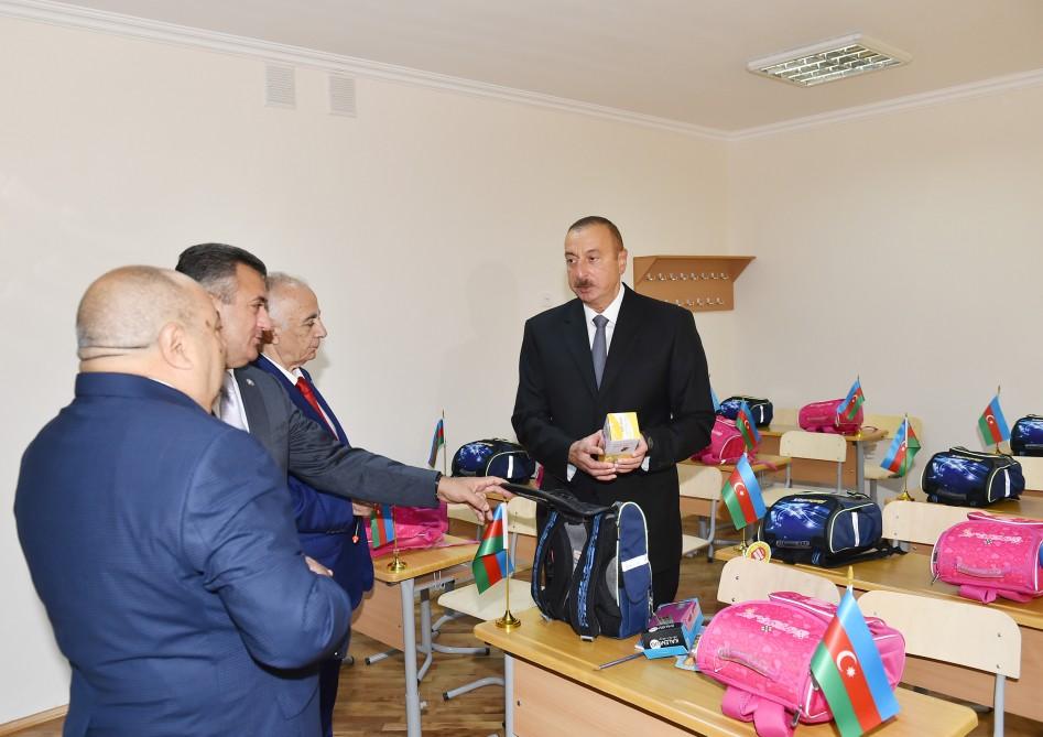 Prezident İlham Əliyev 212 saylı məktəbdə yaradılan şəraitlə tanış olub (FOTO)