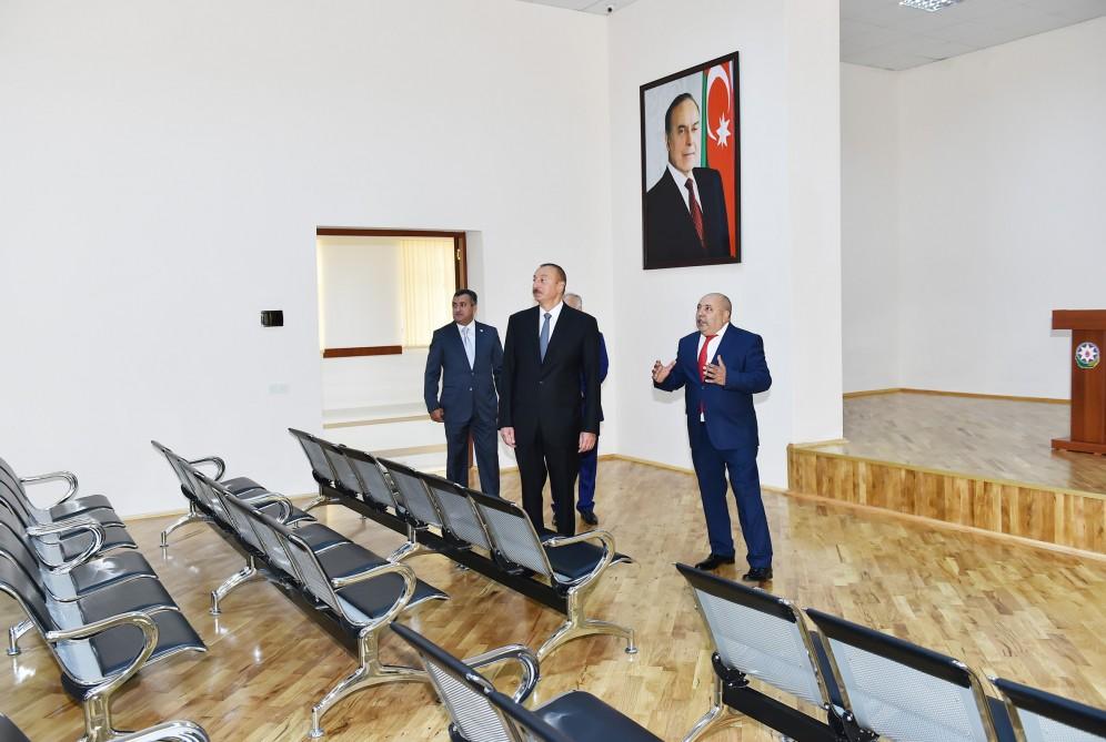 Prezident İlham Əliyev 212 saylı məktəbdə yaradılan şəraitlə tanış olub (FOTO)