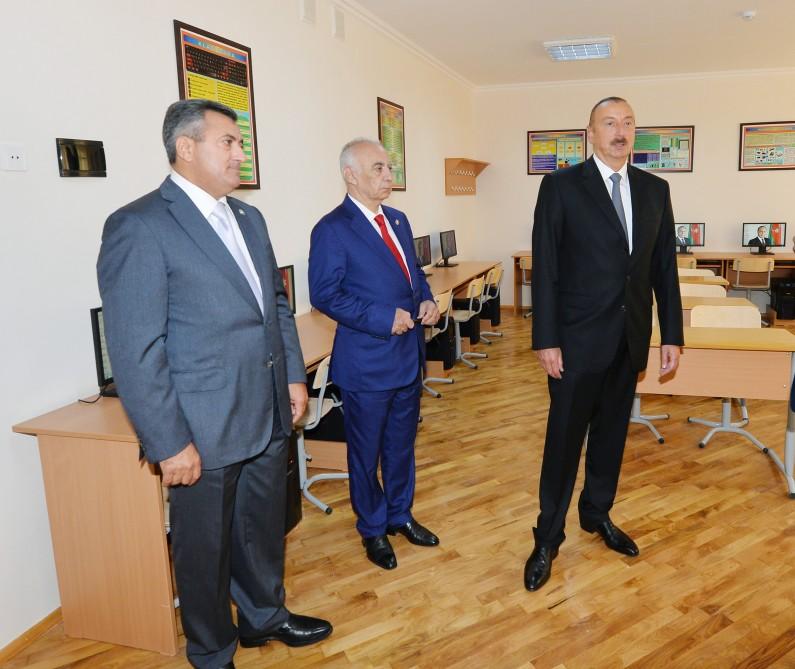 Prezident İlham Əliyev 212 saylı məktəbdə yaradılan şəraitlə tanış olub (FOTO)