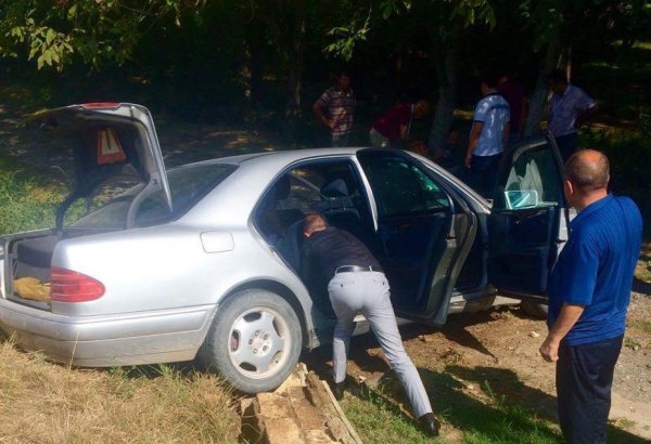 Quzanlıda "Mercedes" bulağa çırpıldı: yaralı var (FOTO)