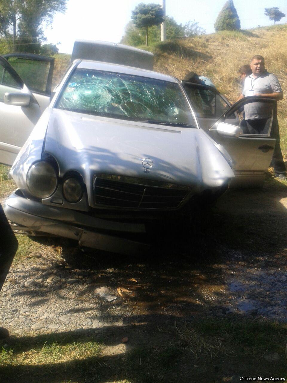 Quzanlıda "Mercedes" bulağa çırpıldı: yaralı var (FOTO)