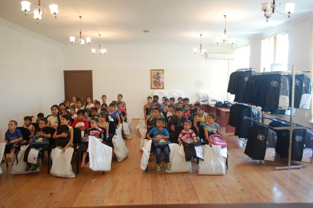 Heydər Əliyev Fondunun təşəbbüsü ilə aztəminatlı ailələrin uşaqlarına məktəbli formaları təqdim olunub (FOTO)