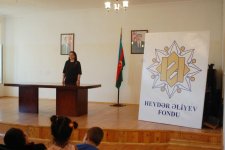 Heydər Əliyev Fondunun təşəbbüsü ilə aztəminatlı ailələrin uşaqlarına məktəbli formaları təqdim olunub (FOTO)