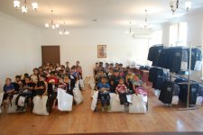 Heydər Əliyev Fondunun təşəbbüsü ilə aztəminatlı ailələrin uşaqlarına məktəbli formaları təqdim olunub (FOTO)