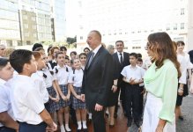 Prezident İlham Əliyev və xanımı Bakıdakı 20 nömrəli məktəb-liseyin yeni binasının açılışında iştirak ediblər (FOTO) (YENİLƏNİB)