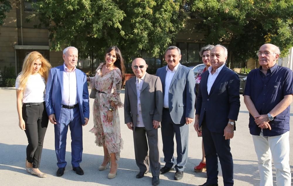 Heydər Əliyev Fondunun vitse-prezidenti Leyla Əliyeva Dövlət Rəssamlıq Akademiyasında olub (FOTO)