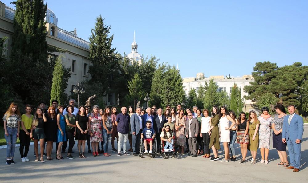 Heydər Əliyev Fondunun vitse-prezidenti Leyla Əliyeva Dövlət Rəssamlıq Akademiyasında olub (FOTO)