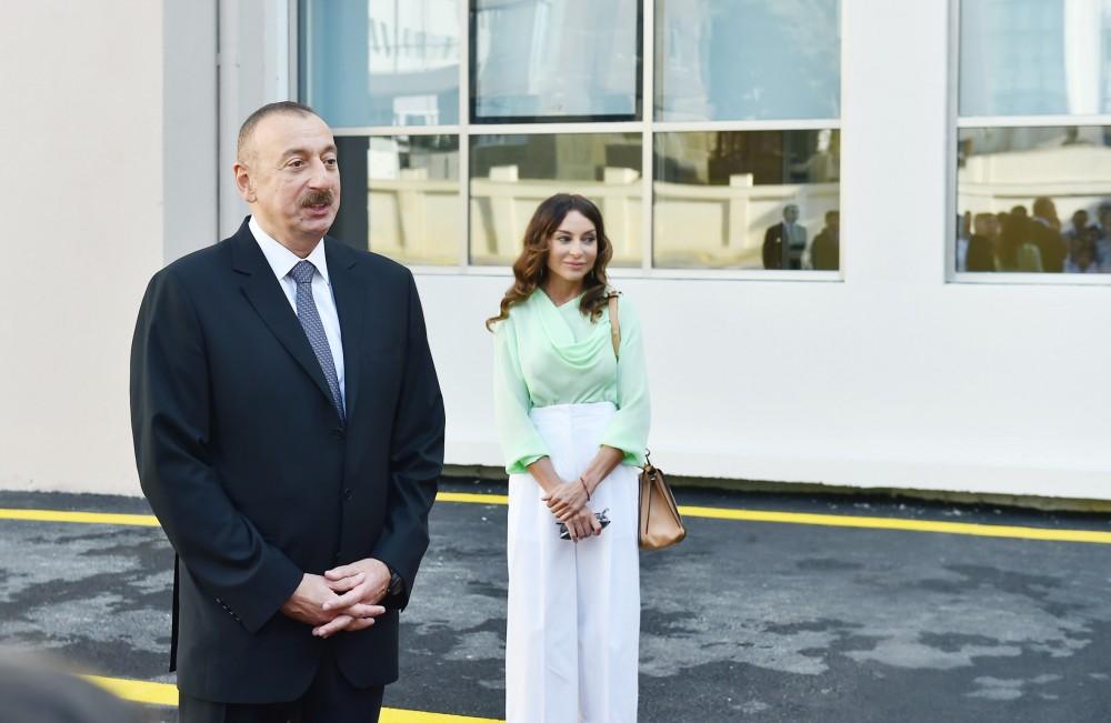 Prezident İlham Əliyev və xanımı Bakıdakı 20 nömrəli məktəb-liseyin yeni binasının açılışında iştirak ediblər (FOTO) (YENİLƏNİB)