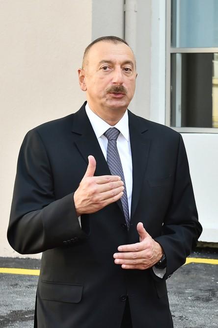 Prezident İlham Əliyev və xanımı Bakıdakı 20 nömrəli məktəb-liseyin yeni binasının açılışında iştirak ediblər (FOTO) (YENİLƏNİB)