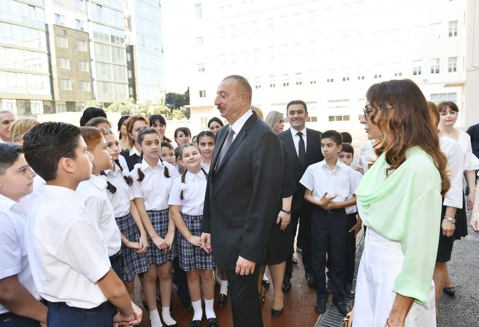 Prezident İlham Əliyev və xanımı Bakıdakı 20 nömrəli məktəb-liseyin yeni binasının açılışında iştirak ediblər (FOTO) (YENİLƏNİB)