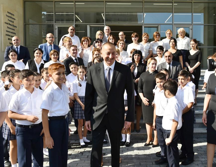 Prezident İlham Əliyev və xanımı Bakıdakı 20 nömrəli məktəb-liseyin yeni binasının açılışında iştirak ediblər (FOTO) (YENİLƏNİB)