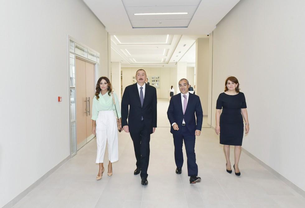 Prezident İlham Əliyev və xanımı Bakıdakı 20 nömrəli məktəb-liseyin yeni binasının açılışında iştirak ediblər (FOTO) (YENİLƏNİB)