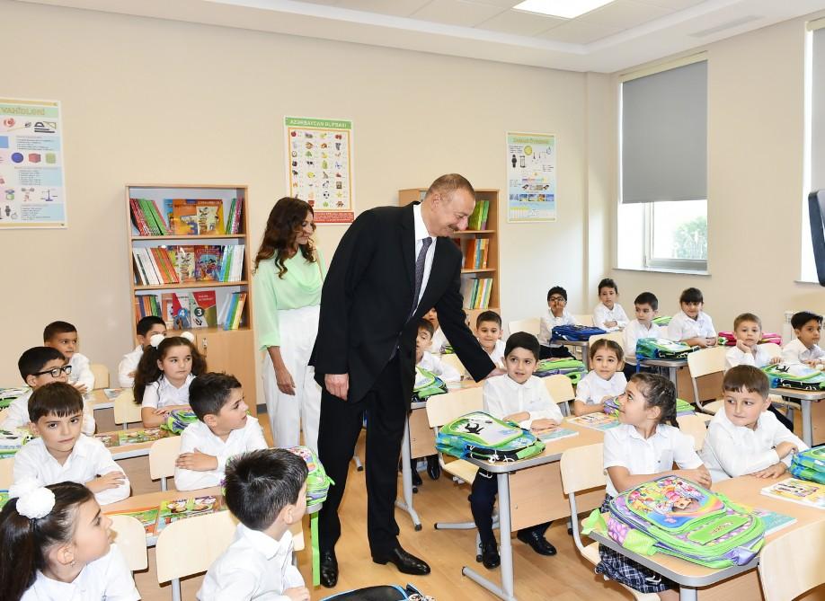 Prezident İlham Əliyev və xanımı Bakıdakı 20 nömrəli məktəb-liseyin yeni binasının açılışında iştirak ediblər (FOTO) (YENİLƏNİB)