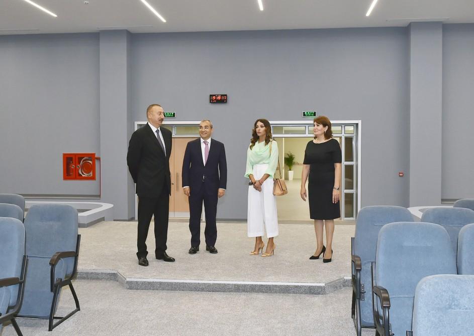 Prezident İlham Əliyev və xanımı Bakıdakı 20 nömrəli məktəb-liseyin yeni binasının açılışında iştirak ediblər (FOTO) (YENİLƏNİB)