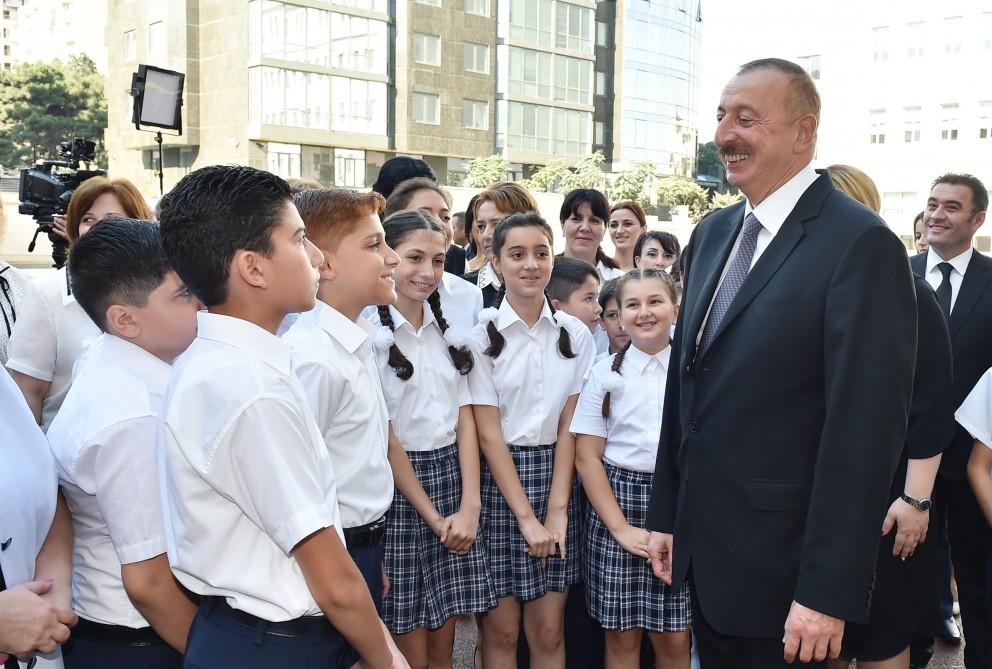 Prezident İlham Əliyev və xanımı Bakıdakı 20 nömrəli məktəb-liseyin yeni binasının açılışında iştirak ediblər (FOTO) (YENİLƏNİB)