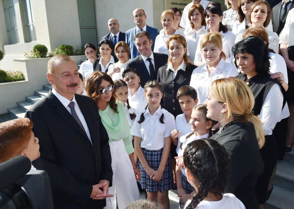 Prezident İlham Əliyev və xanımı Bakıdakı 20 nömrəli məktəb-liseyin yeni binasının açılışında iştirak ediblər (FOTO) (YENİLƏNİB)