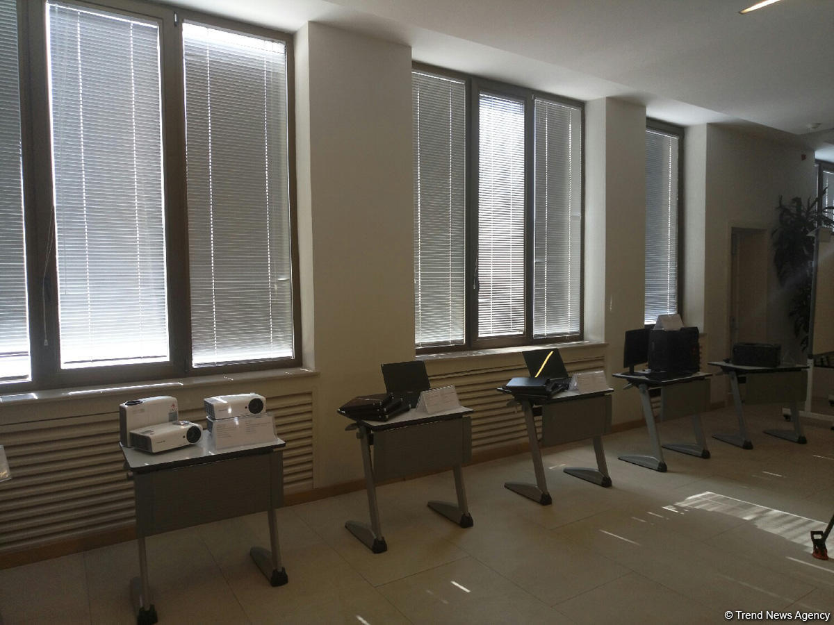Çin Azərbaycana 20 min noutbuk, 800 interaktiv lövhə verib (FOTO)