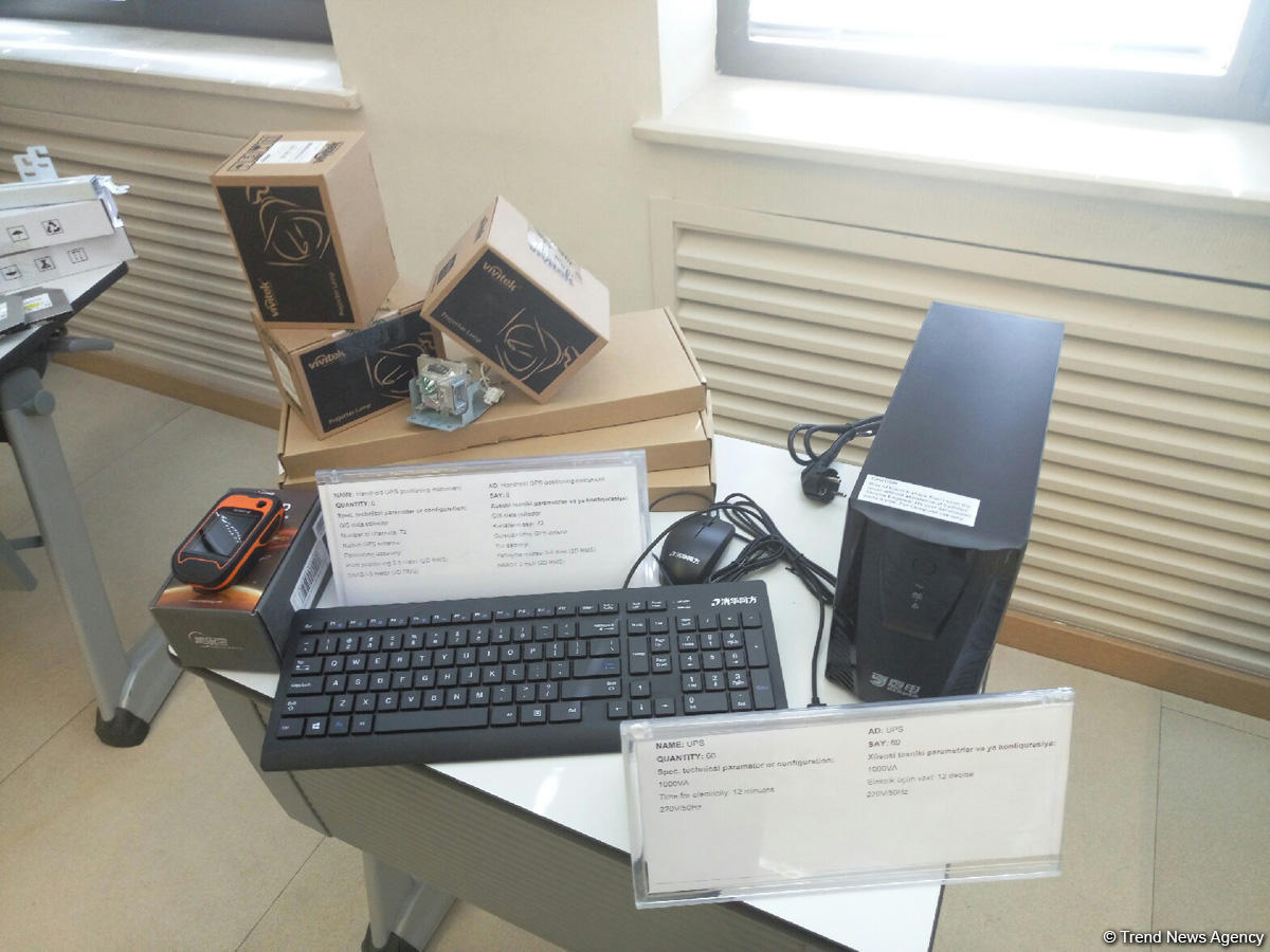 Çin Azərbaycana 20 min noutbuk, 800 interaktiv lövhə verib (FOTO)