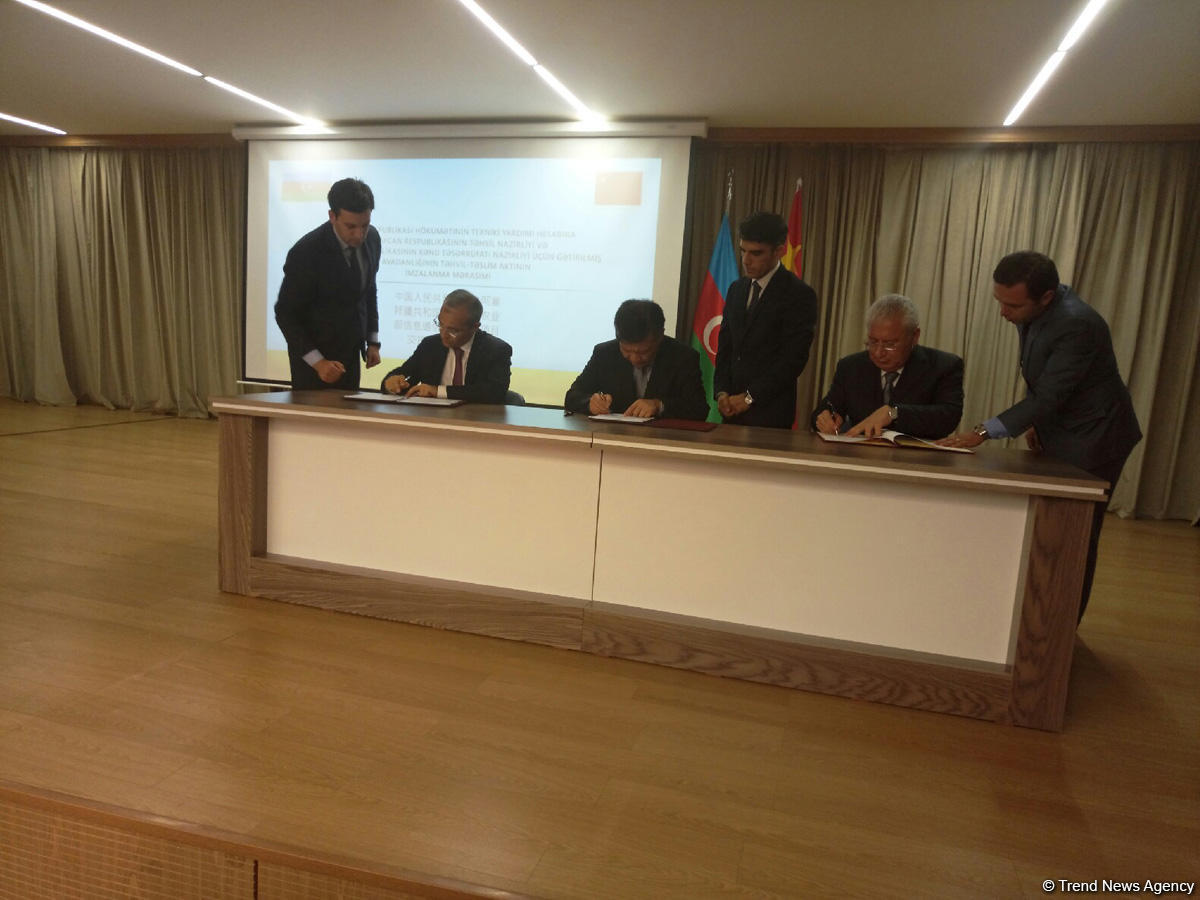 Çin Azərbaycana 20 min noutbuk, 800 interaktiv lövhə verib (FOTO)