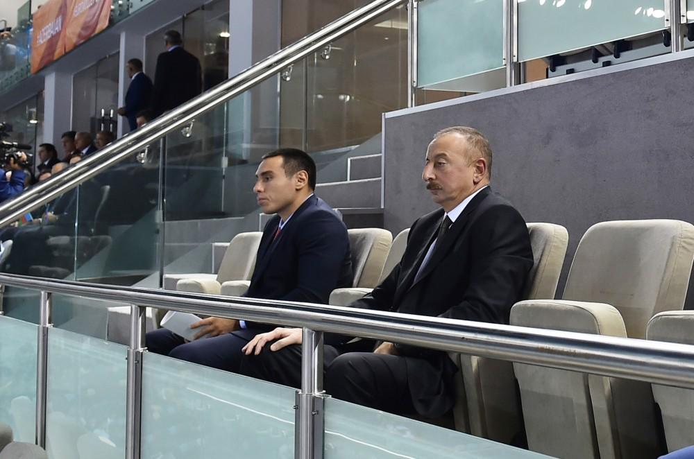 Azərbaycan Prezidenti İlham Əliyev voleybol üzrə milli komandamızın oyununa baxıb (FOTO)