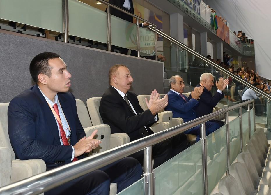 Azərbaycan Prezidenti İlham Əliyev voleybol üzrə milli komandamızın oyununa baxıb (FOTO)