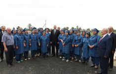 Prezident İlham Əliyev Neftçala rayonunda pambıq sahəsi ilə tanış olub (FOTO)