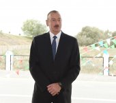 Prezident İlham Əliyev Salyan rayonunun Çuxanlı-Gəncəli-Piratman-Parça Xələc-Seyidan avtomobil yolunun açılışında iştirak edib (YENİLƏNİB) (FOTO)