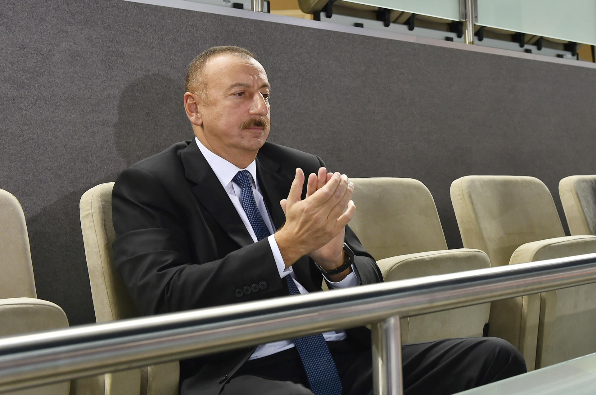 Prezident İlham Əliyev voleybol üzrə milli komandamızın oyununa baxıb (FOTO)