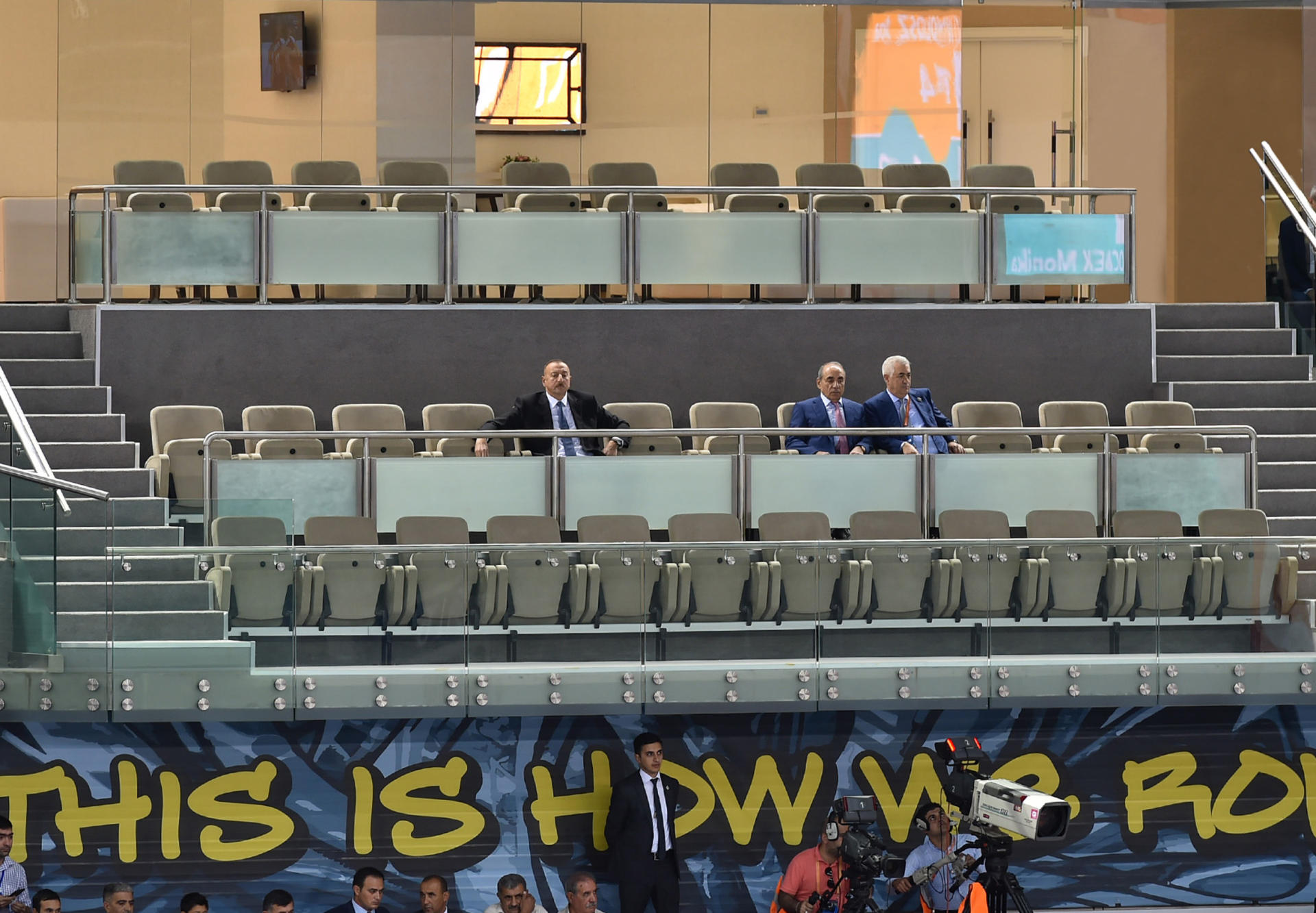 Prezident İlham Əliyev voleybol üzrə milli komandamızın oyununa baxıb (FOTO)