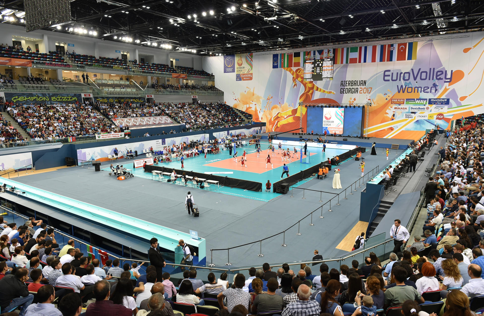 Prezident İlham Əliyev voleybol üzrə milli komandamızın oyununa baxıb (FOTO)