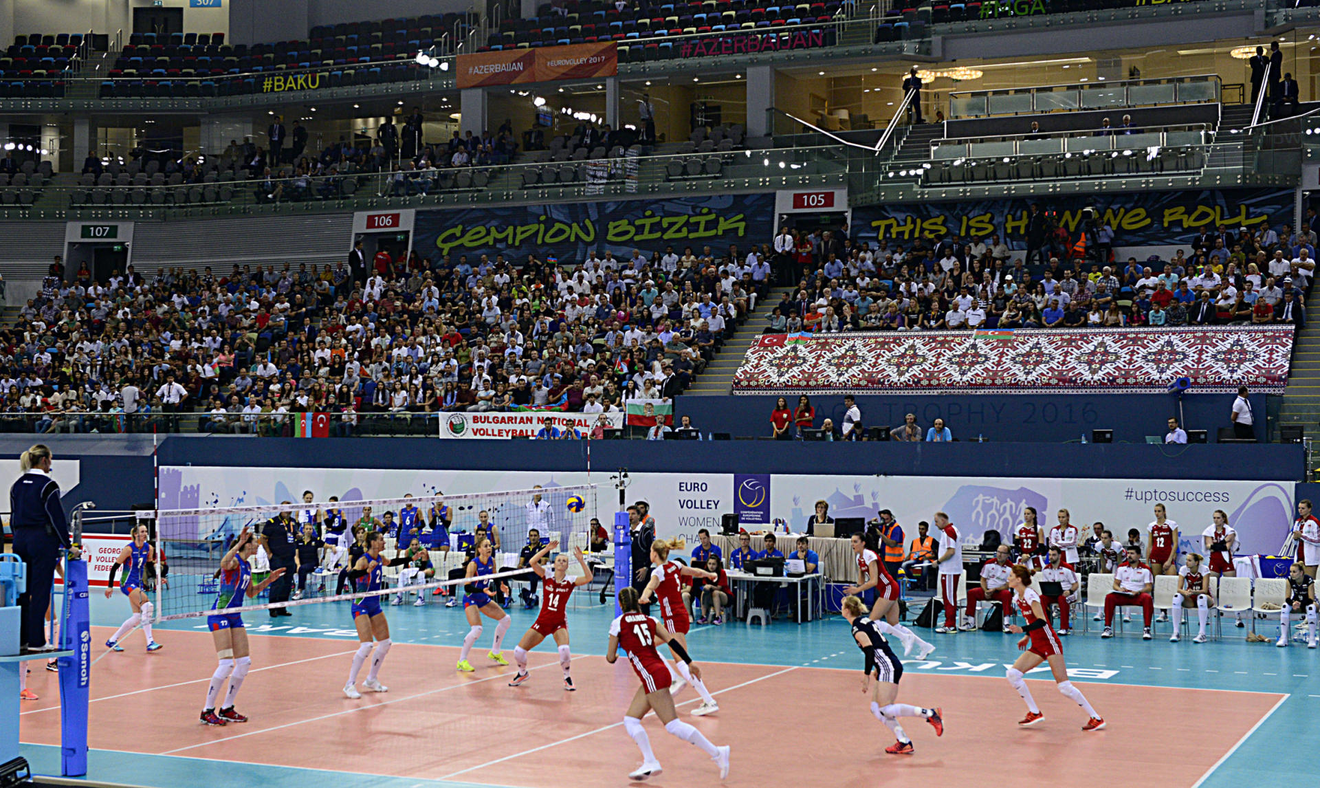 Prezident İlham Əliyev voleybol üzrə milli komandamızın oyununa baxıb (FOTO)
