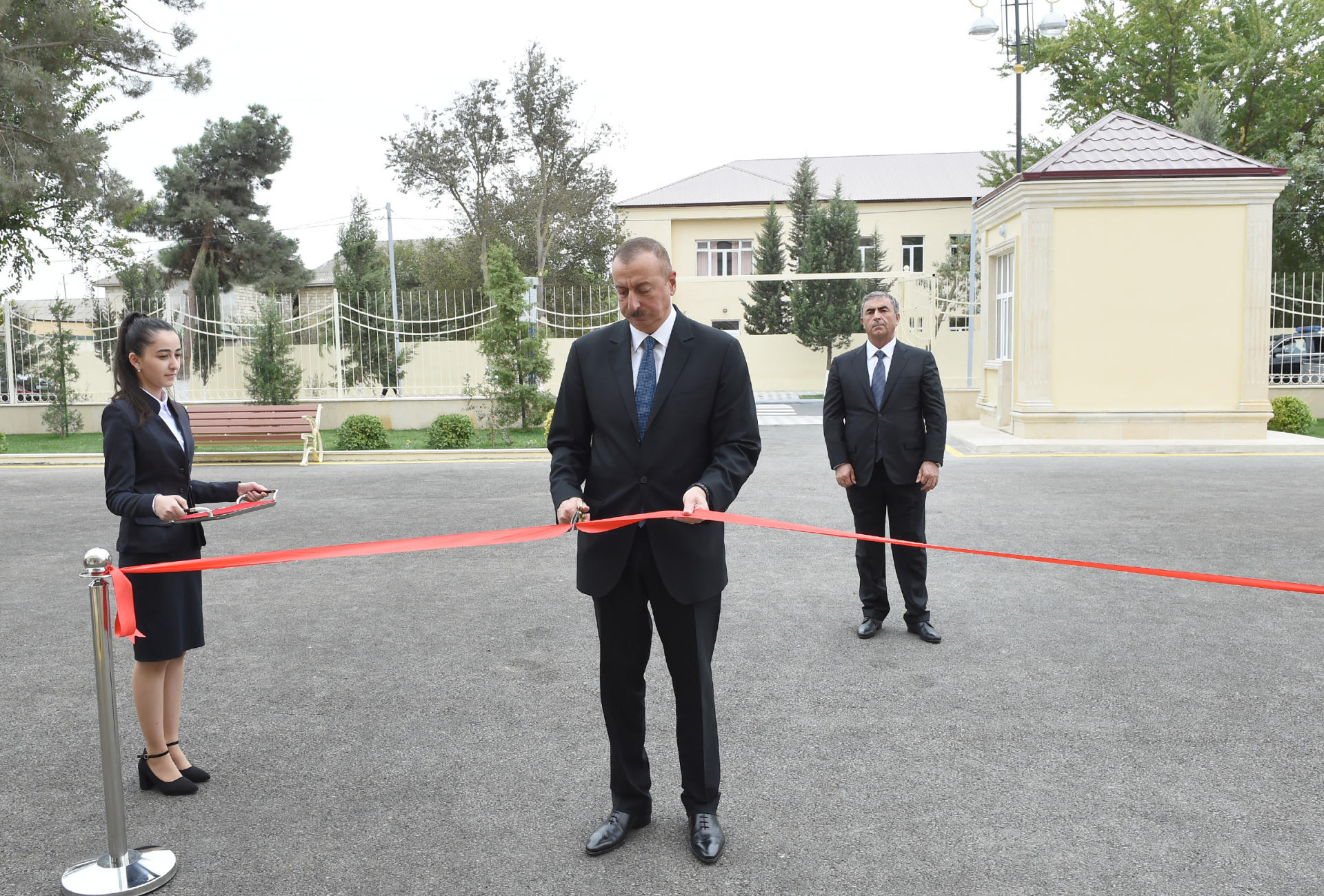 Prezident İlham Əliyev Salyan şəhər 2 saylı tam orta məktəbin yeni binasının açılışında iştirak edib (FOTO)