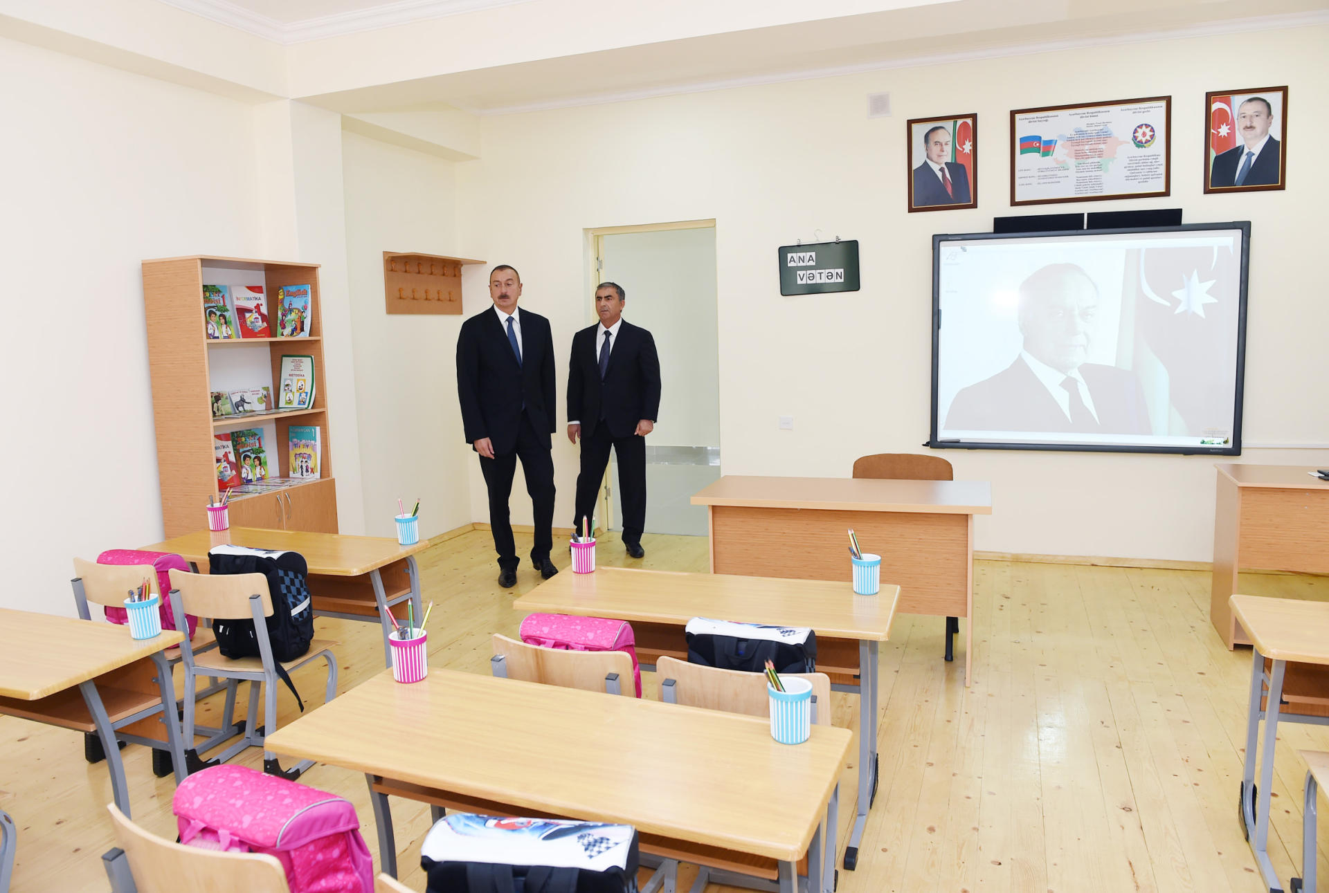 Prezident İlham Əliyev Salyan şəhər 2 saylı tam orta məktəbin yeni binasının açılışında iştirak edib (FOTO)