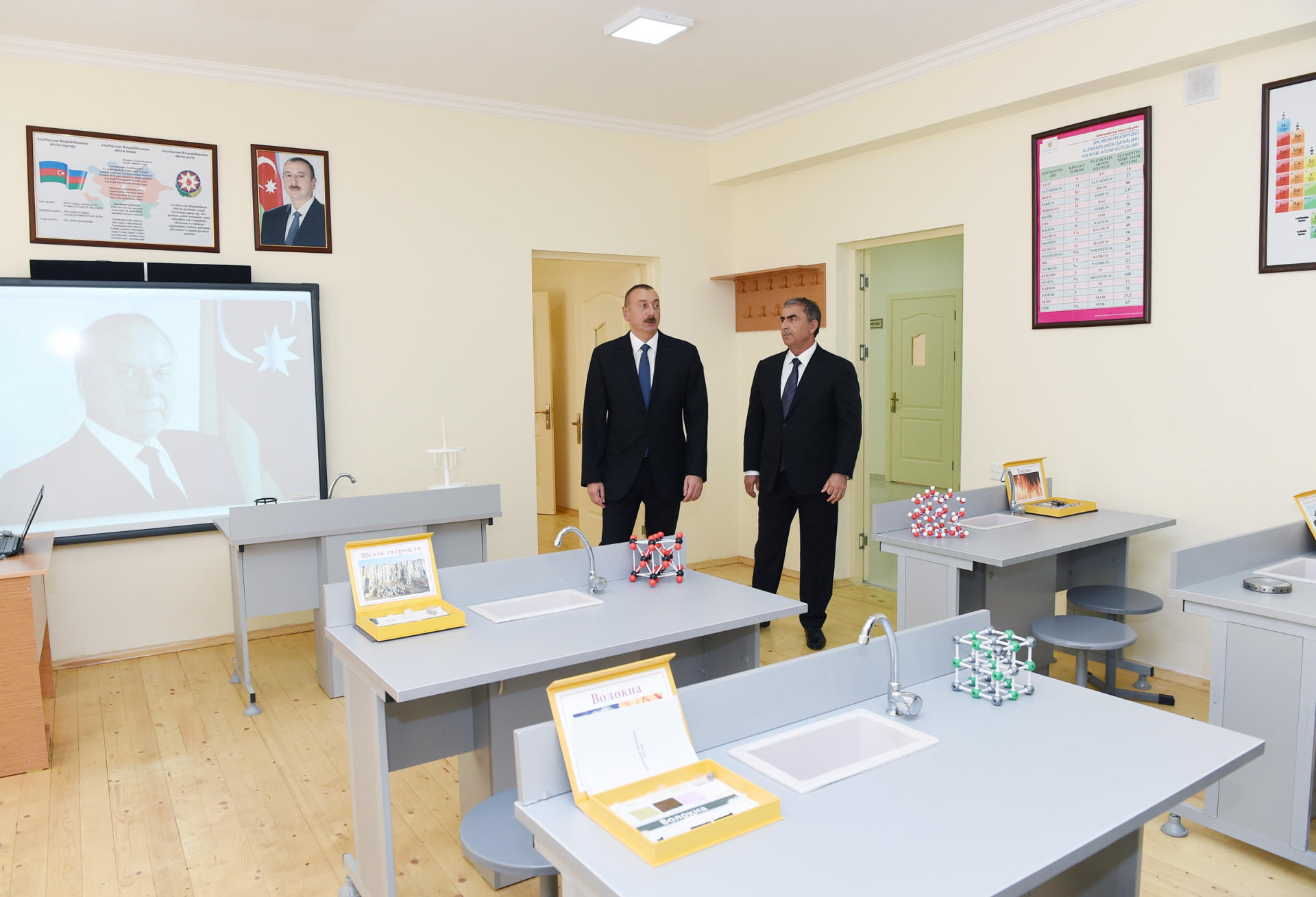Prezident İlham Əliyev Salyan şəhər 2 saylı tam orta məktəbin yeni binasının açılışında iştirak edib (FOTO)