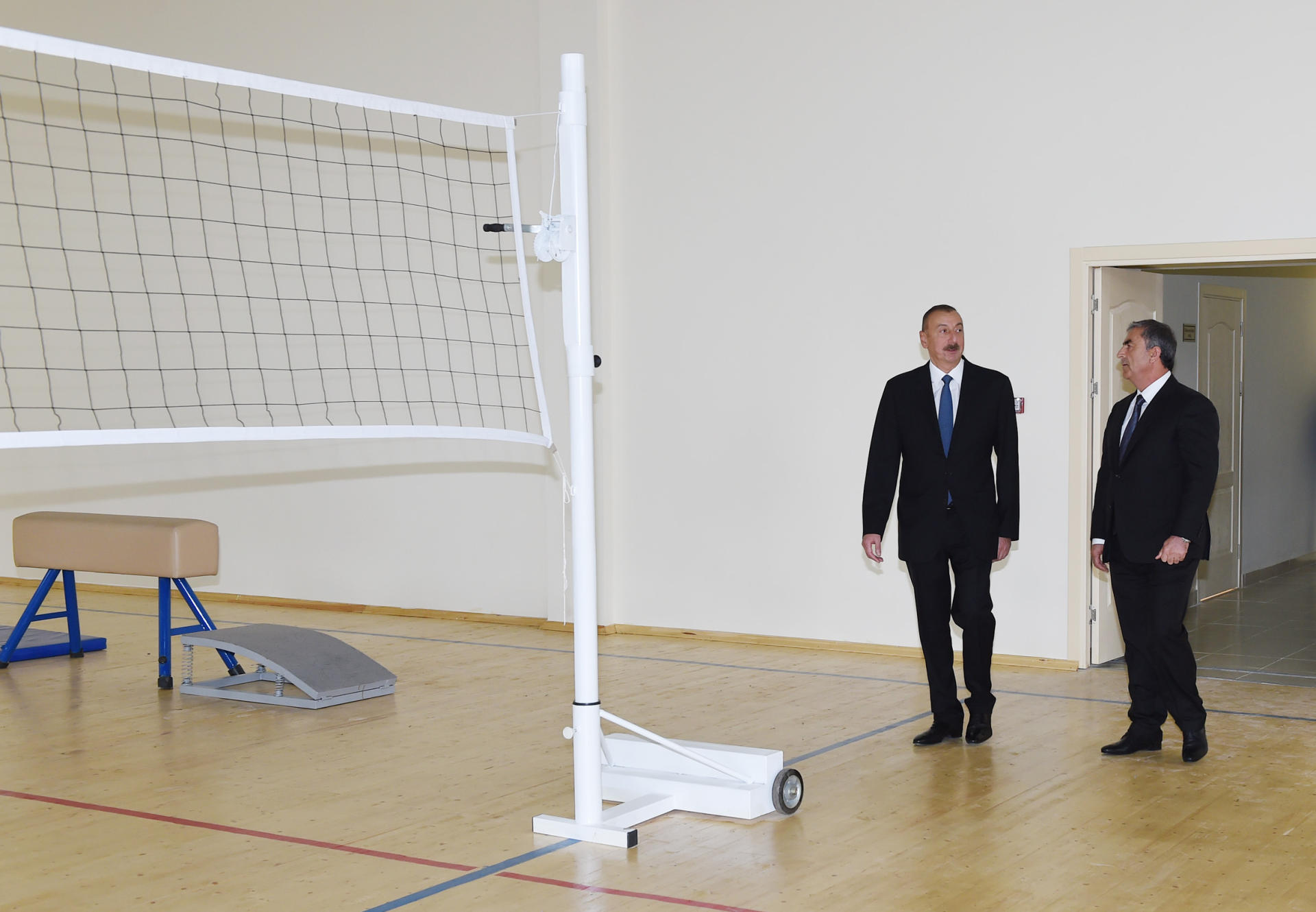 Prezident İlham Əliyev Salyan şəhər 2 saylı tam orta məktəbin yeni binasının açılışında iştirak edib (FOTO)