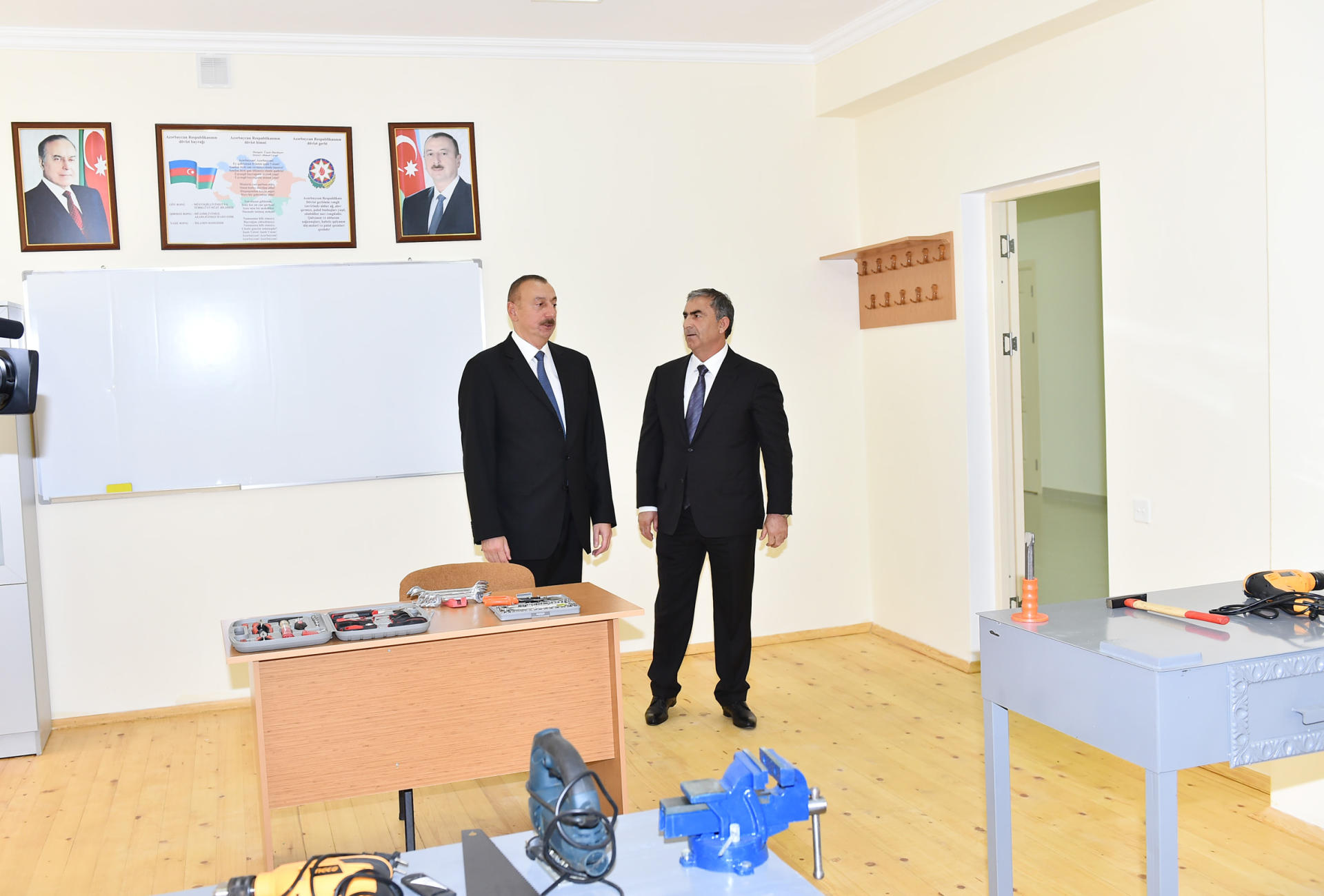 Prezident İlham Əliyev Salyan şəhər 2 saylı tam orta məktəbin yeni binasının açılışında iştirak edib (FOTO)