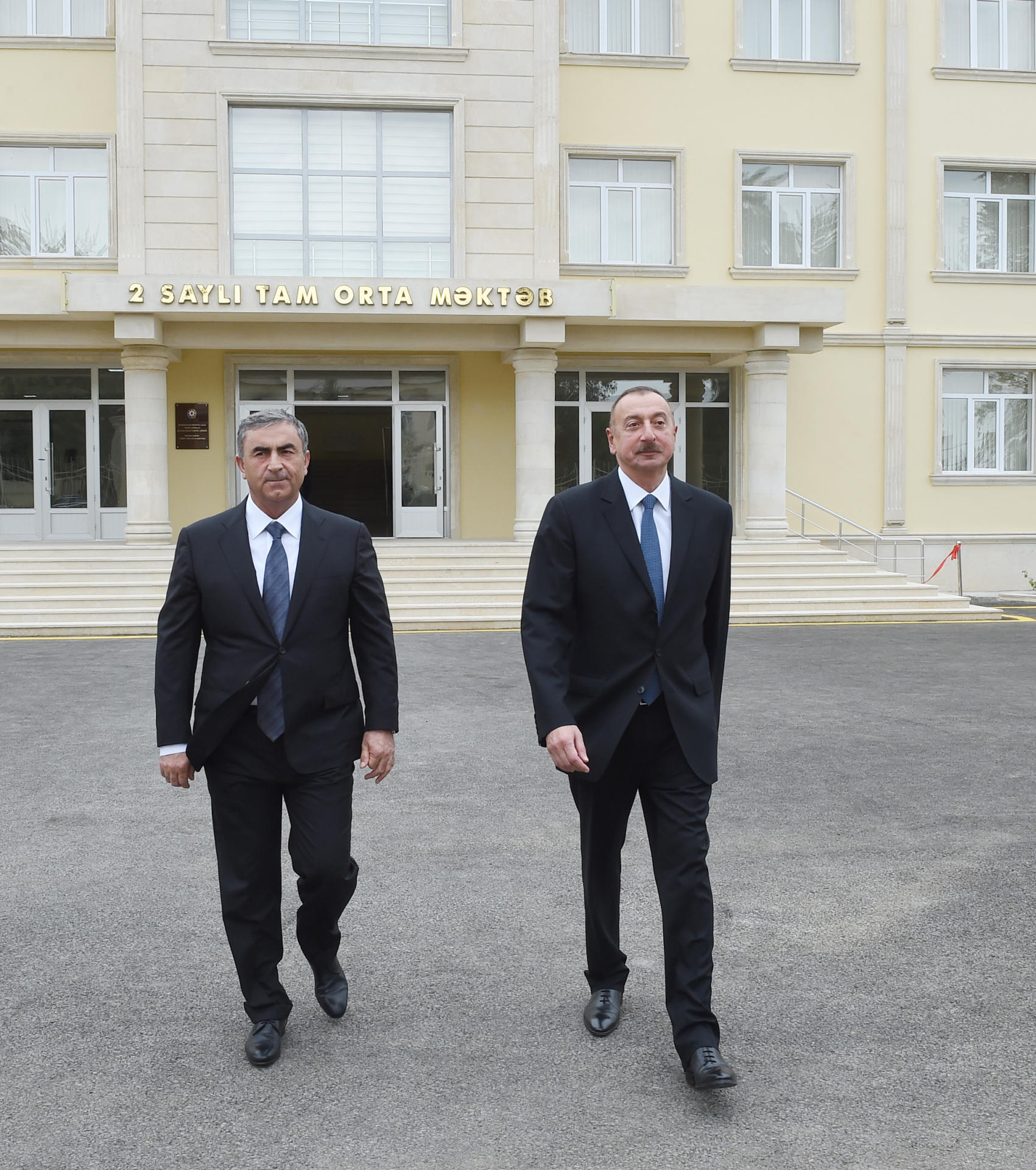 Prezident İlham Əliyev Salyan şəhər 2 saylı tam orta məktəbin yeni binasının açılışında iştirak edib (FOTO)