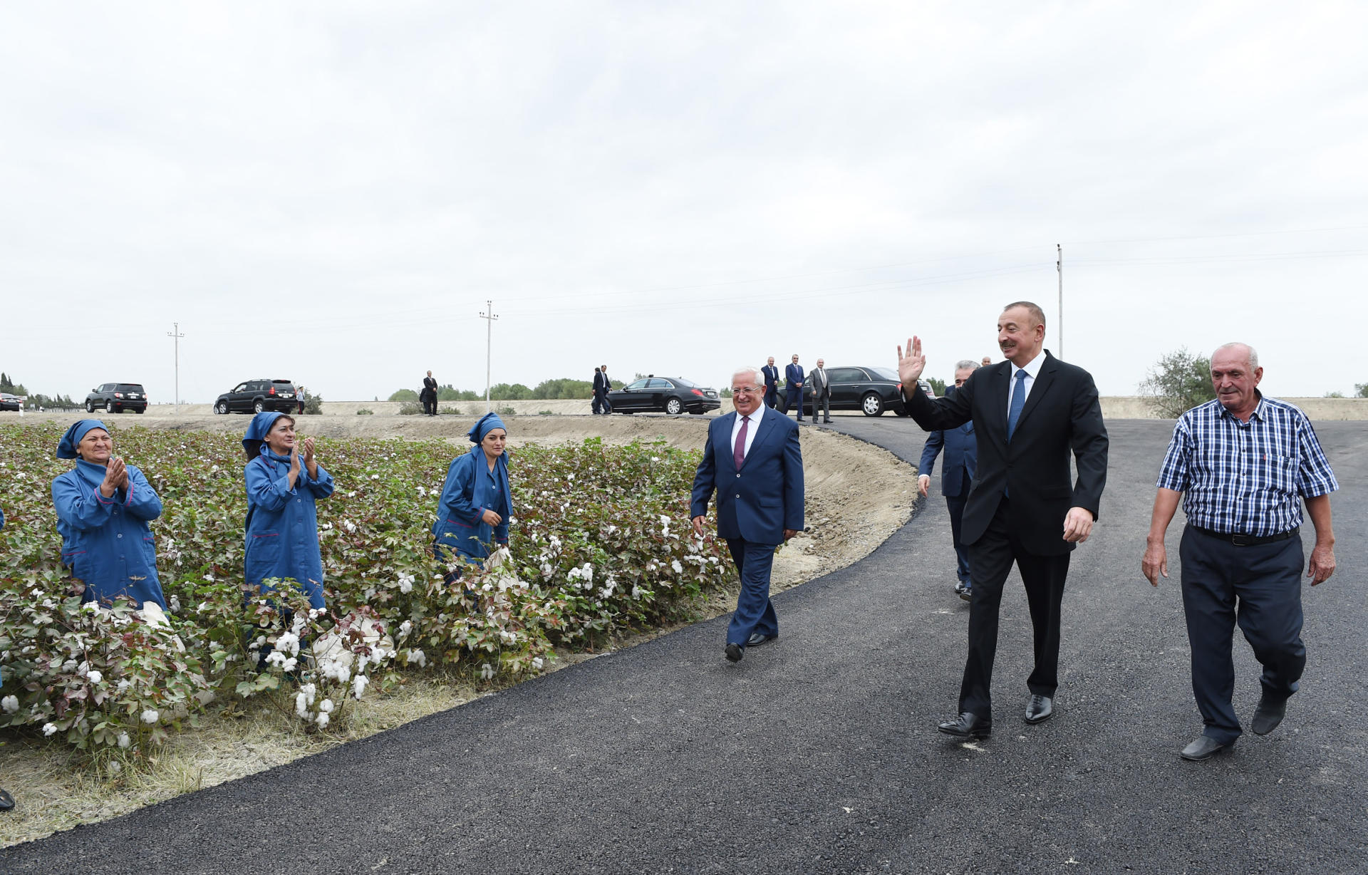 Prezident İlham Əliyev Neftçala rayonunda pambıq sahəsi ilə tanış olub (FOTO)