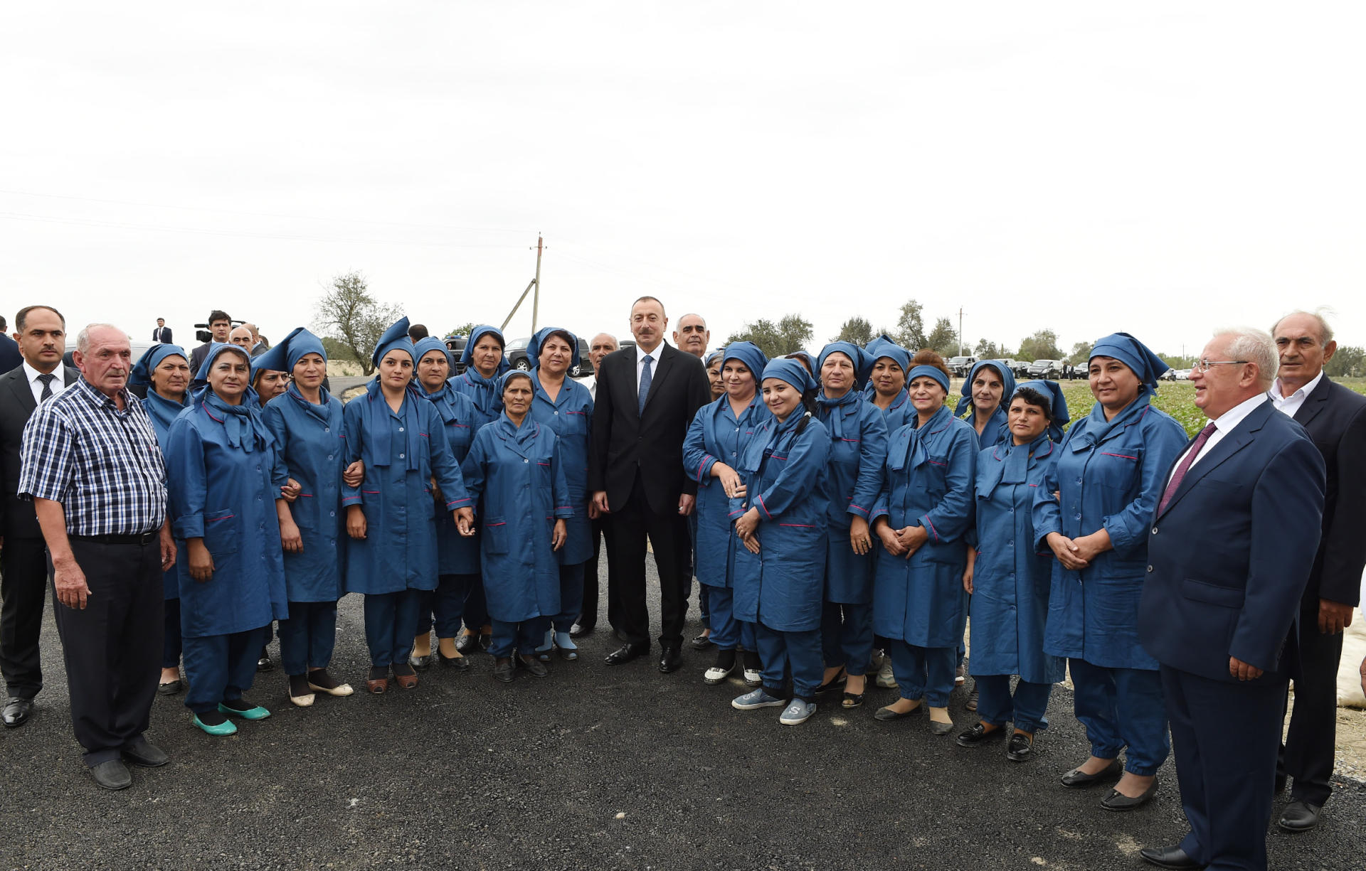 Prezident İlham Əliyev Neftçala rayonunda pambıq sahəsi ilə tanış olub (FOTO)