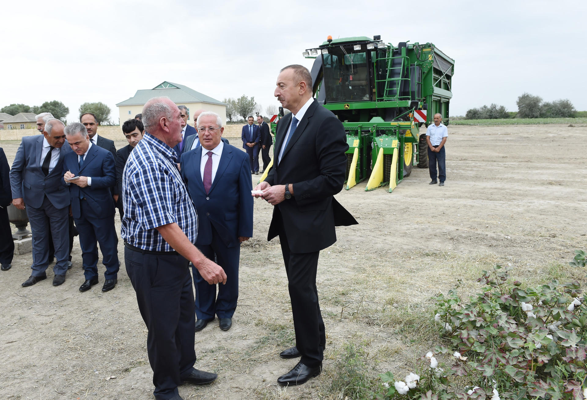 Prezident İlham Əliyev Neftçala rayonunda pambıq sahəsi ilə tanış olub (FOTO)