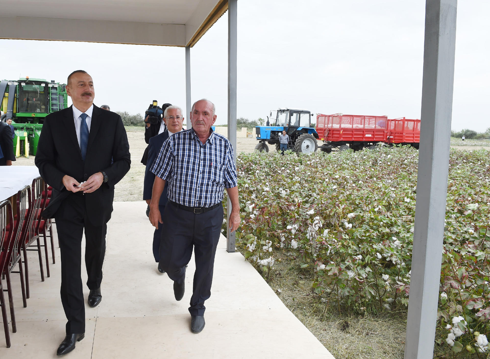 Prezident İlham Əliyev Neftçala rayonunda pambıq sahəsi ilə tanış olub (FOTO)